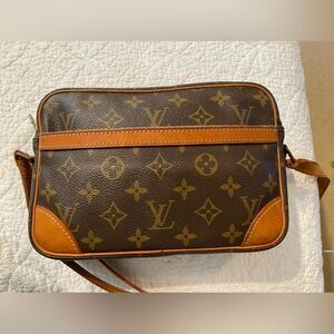 Auth LOUIS VUITTON Mono
Canvas Trocadero camera Crossbody. A‎ rating MSRP $2700